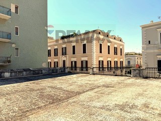 Quadrilocale in Vendita a Trani, 200'000&euro;, 195 m²