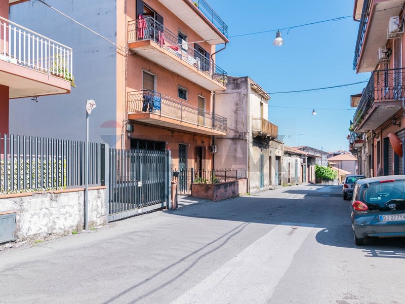 Appartamento in Vendita a Aci Sant'Antonio, 90'000&euro;, 100 m²