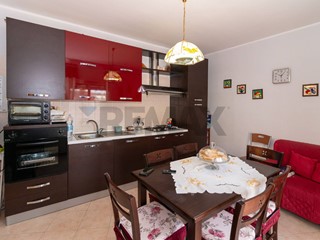 Appartamento in Vendita a Camporotondo Etneo, 135'000&euro;, 98 m²