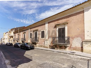 Appartamento in Vendita a Carlentini, 450'000&euro;, 360 m²