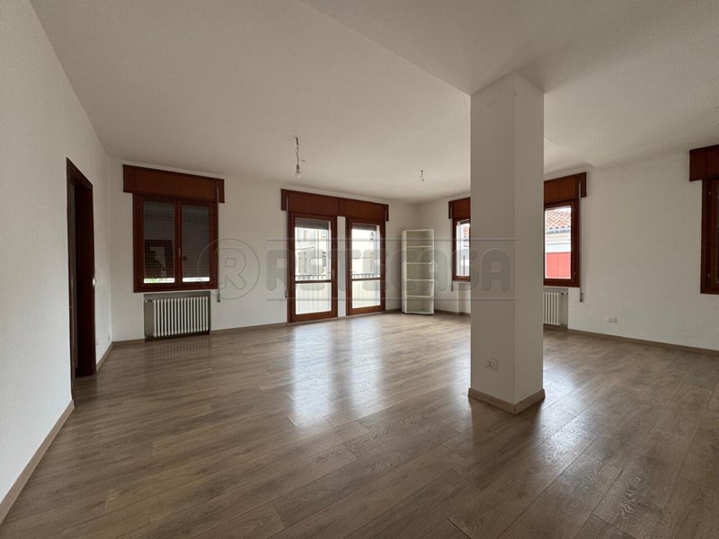 Appartamento in Affitto a Bassano del Grappa, 800&euro;, 170 m², con Box