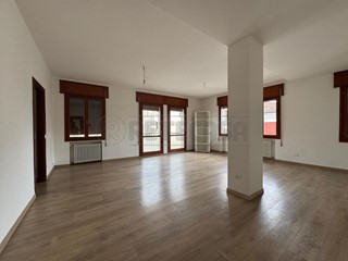 Appartamento in Affitto a Bassano del Grappa, 800&euro;, 170 m², con Box