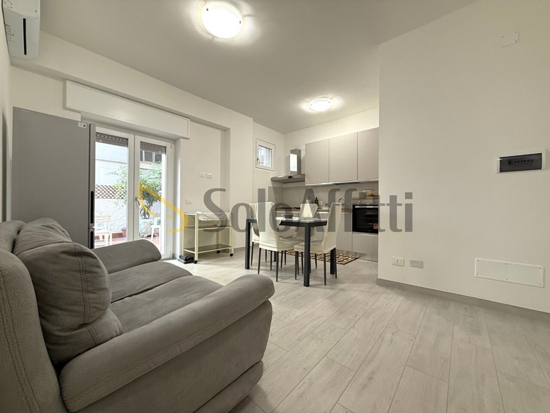 Trilocale in Affitto a Catanzaro, zona Lido Corso, 700&euro;, 70 m², arredato