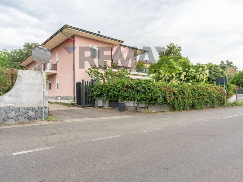 Appartamento in Vendita a Zafferana Etnea, 75'000&euro;, 92 m²