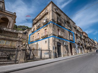 Appartamento in Vendita a Caltagirone, 119'000&euro;, 182 m²