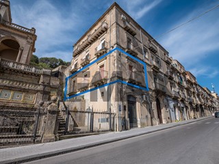 Appartamento in Vendita a Caltagirone, 95'000&euro;, 182 m²