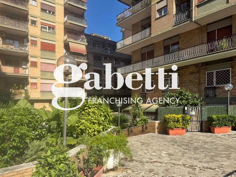 Bilocale in Vendita a Roma, 207'000&euro;, 54 m²