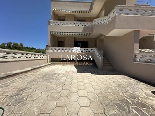 Appartamento in Vendita a Melendugno, zona San Foca, 130'000&euro;, 81 m², arredato, con Box