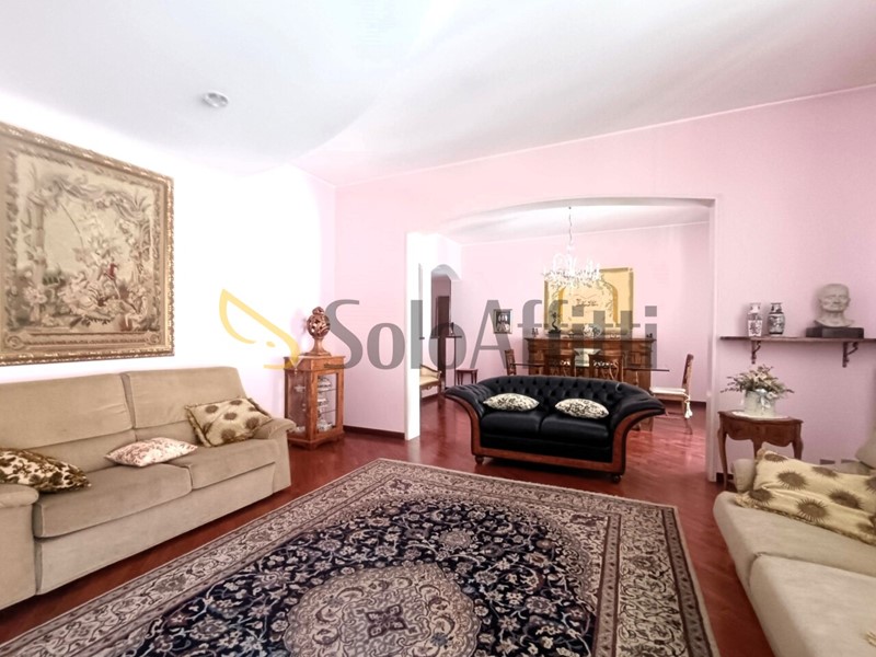 Quadrilocale in Affitto a Parabiago, 1'200&euro;, 180 m², arredato, con Box