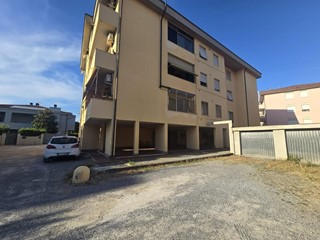 Quadrilocale in Vendita a Calcinaia, zona Fornacette, 169'000&euro;, 80 m², con Box