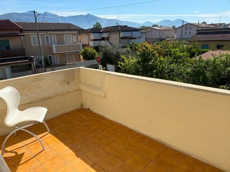 Trilocale in Vendita a Massa, zona Ronchi, 270'000&euro;, 75 m², arredato
