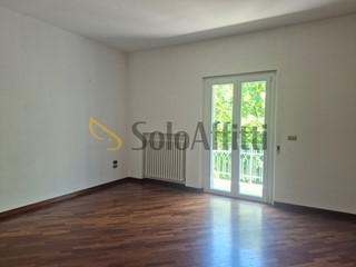 Quadrilocale in Affitto a Pescara, zona Via Di Sotto, 700&euro;, 146 m²