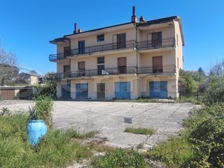 Appartamento in Vendita a San Martino Valle Caudina, 280'000&euro;, 690 m², con Box