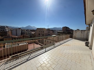 Appartamento in Vendita a Palermo, 365'000&euro;, 185 m²