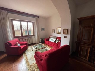 Appartamento in Vendita a Monticiano, 140'000&euro;, 200 m², con Box