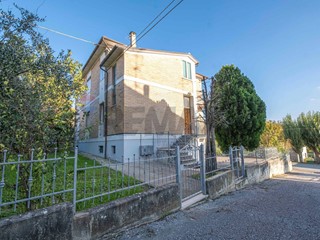 Trilocale in Vendita a Cupramontana, 70'000&euro;, 85 m²