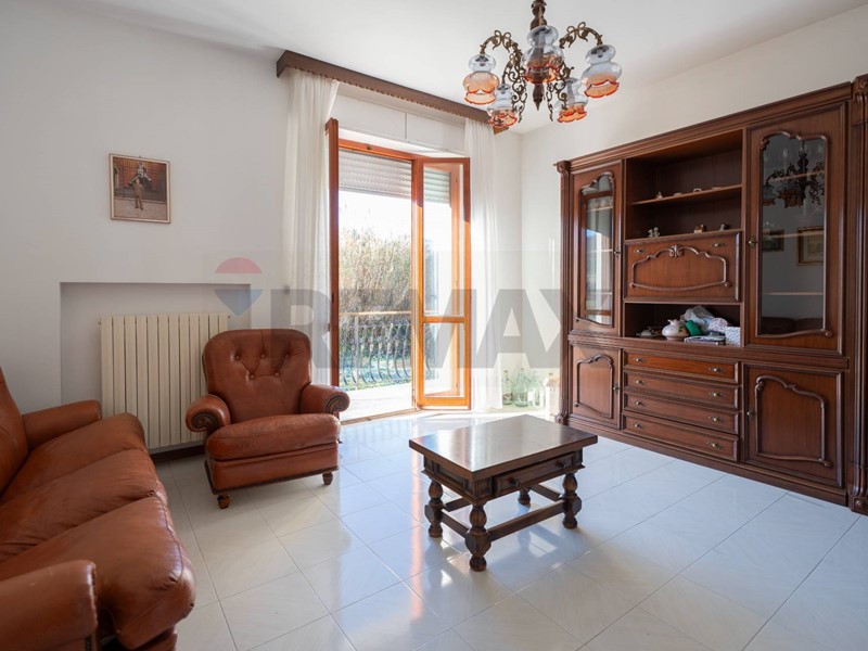 Appartamento in Vendita a Rosora, 100'000&euro;, 129 m²