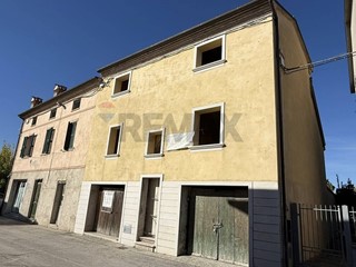 Appartamento in Vendita a Santa Maria Nuova, 64'000&euro;, 123 m²