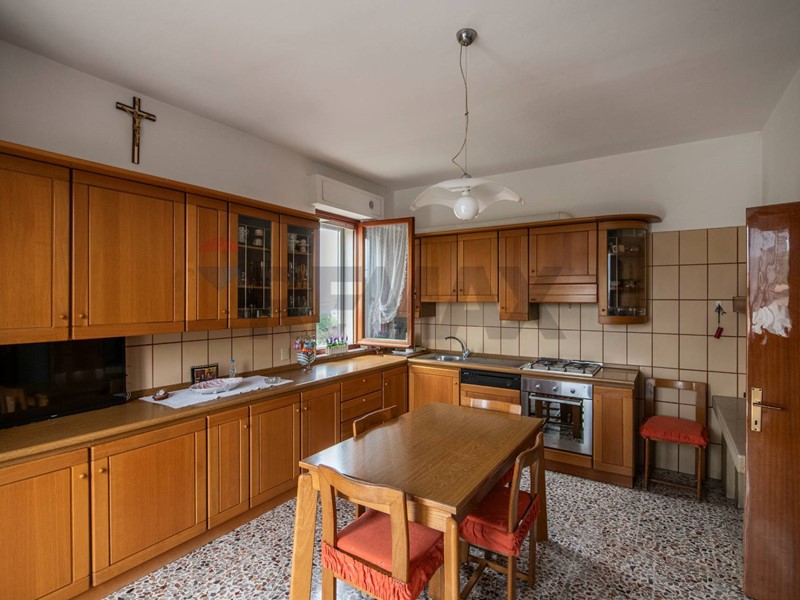 Appartamento in Vendita a Ostra Vetere, 115'000&euro;, 149 m²