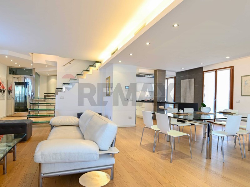Attico in Vendita a Romano di Lombardia, 440'000&euro;, 349 m²