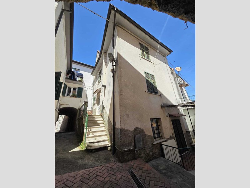 Appartamento in Vendita a Follo, zona Bastremoli, 59'000&euro;, 109 m²