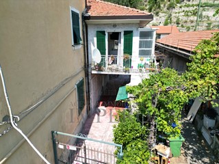Trilocale in Vendita a Ventimiglia, zona Roverino, 160'000&euro;, 70 m²