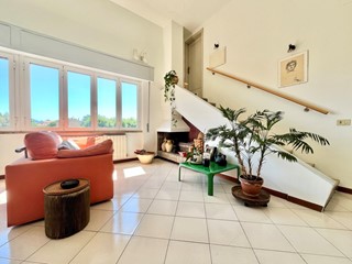 Appartamento in Vendita a Pisa, zona Santa Chiara, 495'000&euro;, 170 m², con Box