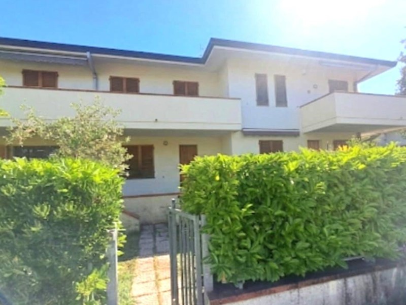 Trilocale in Vendita a Massa, zona Ronchi, 270'000&euro;, 70 m², con Box