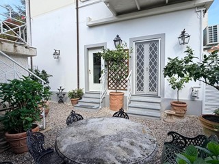 Bilocale in Vendita a Pietrasanta, zona Capriglia, 680'000&euro;, 100 m², arredato