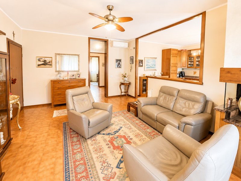 Appartamento in Vendita a Montecchia di Crosara, 150'000&euro;, 129 m²