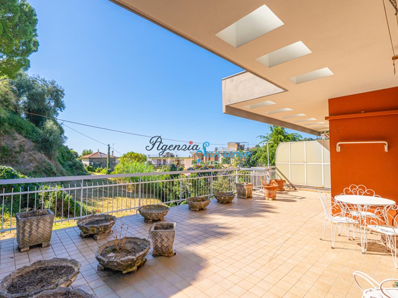 Trilocale in Vendita a Sanremo, 250'000&euro;, 95 m², con Box