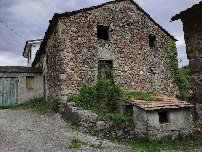 Appartamento in Vendita a Varese Ligure, 49'000&euro;, 300 m²
