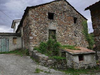Appartamento in Vendita a Varese Ligure, 49'000&euro;, 300 m²