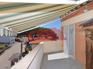 Appartamento in Vendita a Livorno, zona Antignano, 327'000&euro;, 92 m², arredato, con Box