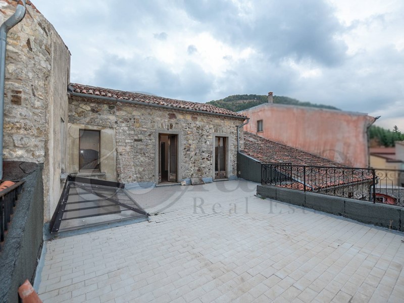 Attico in Vendita a Sasso di Castalda, 90'000&euro;, 170 m²