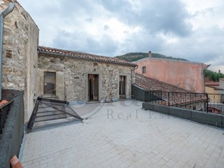 Attico in Vendita a Sasso di Castalda, 90'000&euro;, 170 m²