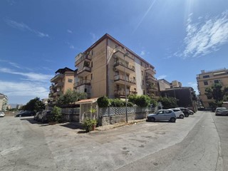 Quadrilocale in Vendita a Palermo, 150'000&euro;, 142 m²