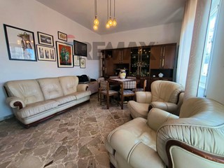 Quadrilocale in Vendita a Giardini Naxos, 160'000&euro;, 170 m²