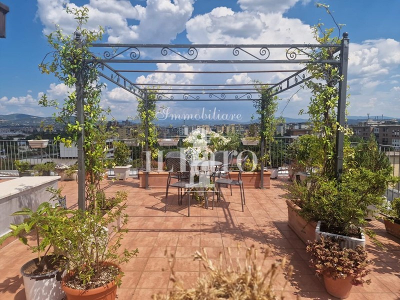 Appartamento in Vendita a Firenze, zona Novoli, 780'000&euro;, 180 m², con Box