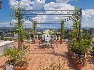 Appartamento in Vendita a Firenze, zona Novoli, 780'000&euro;, 180 m², con Box