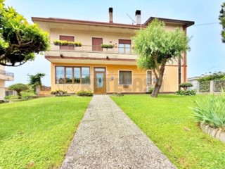 Appartamento in Vendita a Montecchio Maggiore, 159'000&euro;, 200 m²
