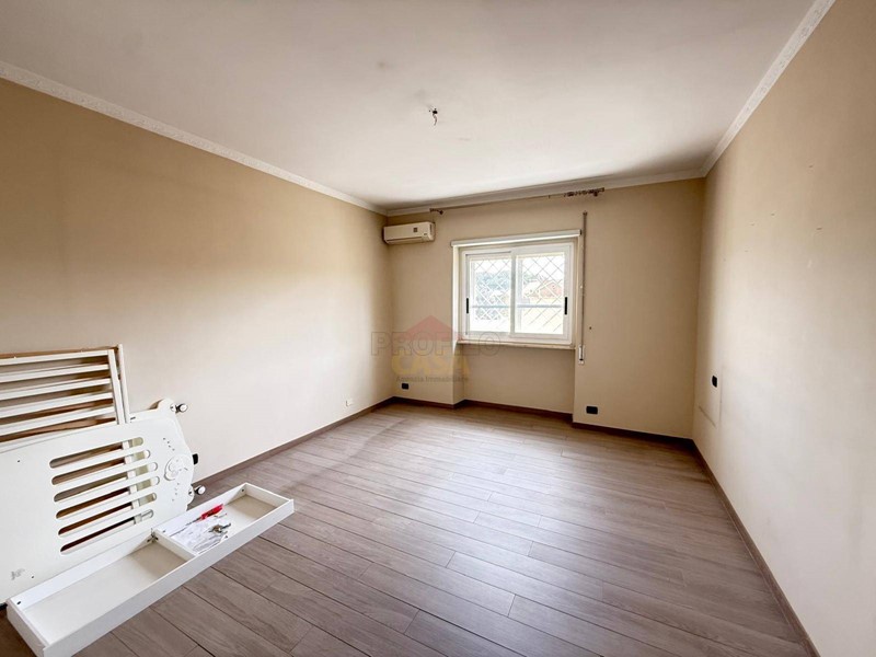 Trilocale in Vendita a Roma, 218'000&euro;, 90 m²
