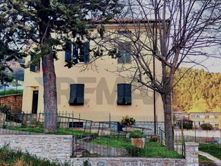 Appartamento in Vendita a Serra San Quirico, 65'000&euro;, 144 m²
