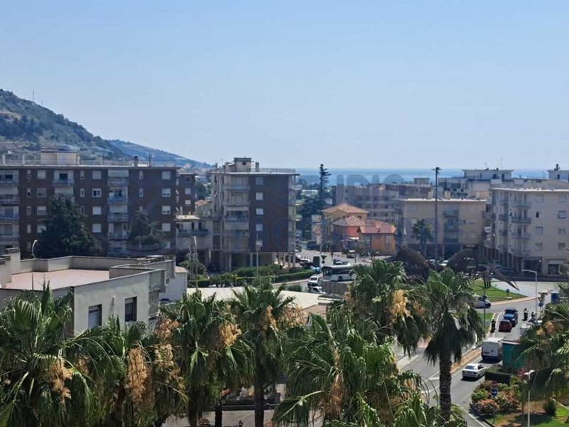Bilocale in Vendita a Taggia, zona Arma Di Taggia, 199'000&euro;, 50 m², arredato