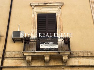 Appartamento in Vendita a Siracusa, zona UMBERTINA, 223'000&euro;, 147 m²