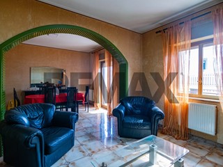 Appartamento in Vendita a Riposto, 75'000&euro;, 125 m²