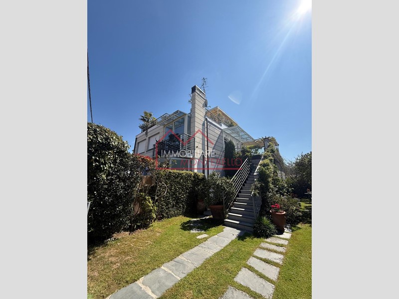 Attico in Vendita a Camaiore, zona Lido di Camaiore, 690'000&euro;, 90 m², arredato