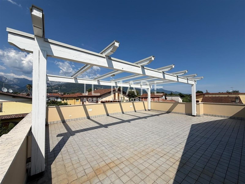 Appartamento in Vendita a Massa, zona Marina di Massa, 400'000&euro;, 140 m², arredato