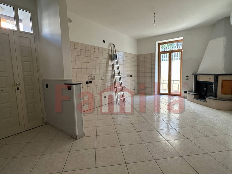 Quadrilocale in Affitto a Sirignano, 400&euro;, 90 m²