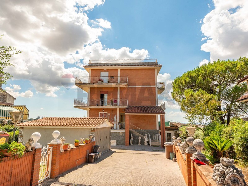 Trilocale in Vendita a Guidonia Montecelio, 130'000&euro;, 119 m²